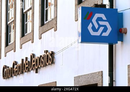 Logo, simbolo o emblema della Caixa Geral de Depositos sulla facciata dell'agenzia bancaria. Banca statale e la più grande del Portogallo Foto Stock