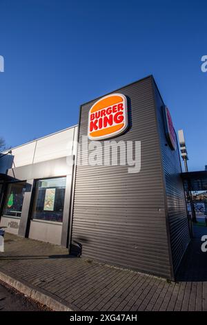 Dettaglio di un ristorante fast food Burger King con un grande marchio Burger King, logo, simbolo o icona. Pasto fast food hamburger Foto Stock