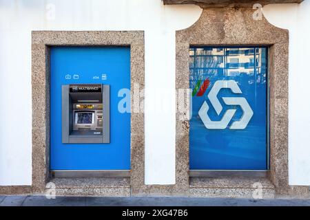 Multibanco, noto anche come terminale ATM gestito da SIBS, con logo del marchio, segno o simbolo di CGD, alias Caixa Geral de Depositos su un'agenzia bancaria Foto Stock