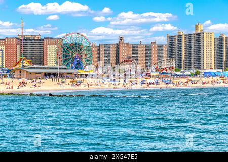 New York City, Stati Uniti - 28 maggio 2024, Coney Island Beach e Wonder Wheel Foto Stock