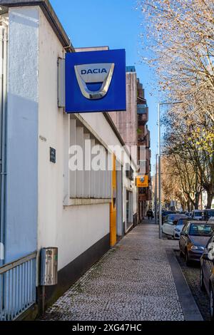 Vila Nova de Famalicao, Portogallo - 23 dicembre 2023: Zoccolo o cartello della casa automobilistica Dacia presso lo showroom della concessionaria di automobili Confiauto. Automatico Foto Stock