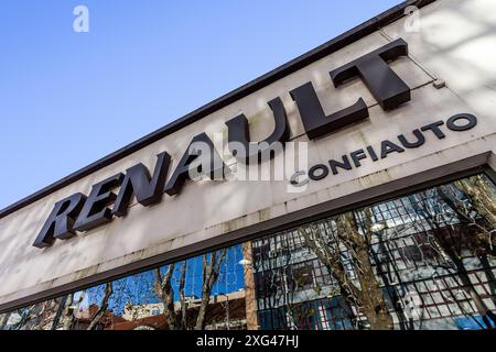 Famalicao, Portogallo: Showroom della concessionaria di automobili Confiauto che rappresenta la casa automobilistica Renault. Confiauto è il più grande concessionario di auto del nord Foto Stock