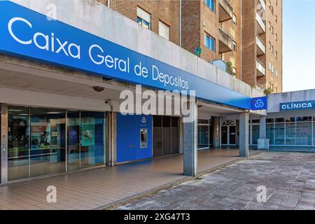 Famalicao, Portogallo: Moderna agenzia bancaria CGD alias Caixa Geral de Depositos, con un Multibanco noto anche come bancomat. La banca statale e la più grande Foto Stock