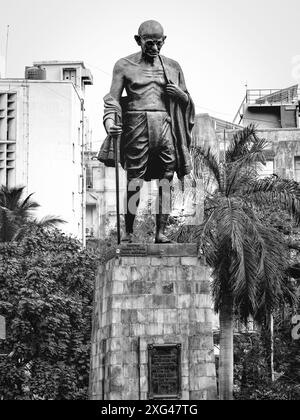 02 12 2020 foto d'epoca in bianco e nero della statua del Mahatma Gandhi vicino a Mantralaya a Mumbai, Maharashtra India. Asia. Foto Stock