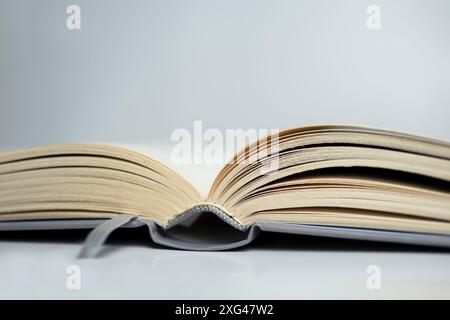 apri libro chiudi con segnalibro. Foto di alta qualità Foto Stock