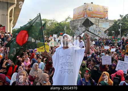 Gli studenti del Bangladesh bloccano l'intersezione di Shahbagh, durante una protesta a Dacca, Bangladesh. 6 luglio 2024. Centinaia di studenti che protestarono sotto l'insegna del "movimento studentesco anti-discriminazione"‚ bloccarono l'intersezione di Shahbagh nella capitale di Dacca, chiedendo la cancellazione del sistema di quote nei posti di lavoro governativi. Foto di Habiobur Rahman/ABACAPRESS. COM credito: Abaca Press/Alamy Live News Foto Stock