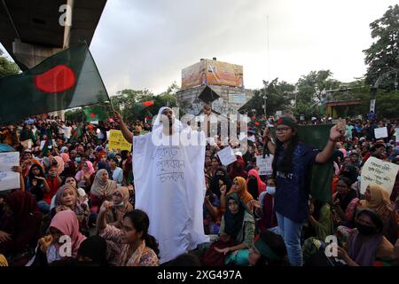 Gli studenti del Bangladesh bloccano l'intersezione di Shahbagh, durante una protesta a Dacca, Bangladesh. 6 luglio 2024. Centinaia di studenti che protestarono sotto l'insegna del "movimento studentesco anti-discriminazione"‚ bloccarono l'intersezione di Shahbagh nella capitale di Dacca, chiedendo la cancellazione del sistema di quote nei posti di lavoro governativi. Foto di Habiobur Rahman/ABACAPRESS. COM credito: Abaca Press/Alamy Live News Foto Stock