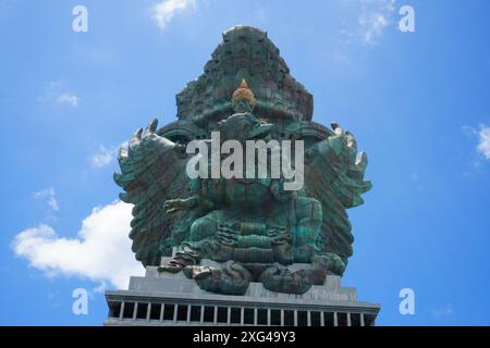 La statua di Lord Wishnu sullo sfondo di un cielo blu nuvoloso al Parco culturale Garuda Wisnu Kencana a Bali, Indonesia. Copia immagine spazio Foto Stock