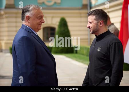 Kiev, Ucraina. 2 luglio 2024. Il presidente ucraino Volodymyr Zelenskyy, a destra, dà il benvenuto al primo ministro ungherese Viktor Orban, a sinistra, all'arrivo al Palazzo Mariinsky, 2 luglio 2024 a Kiev, Ucraina. Orban è attualmente la Presidenza a rotazione dell'Unione europea. Credito: Presidenza Ucraina/Ufficio stampa presidenziale ucraino/Alamy Live News Foto Stock