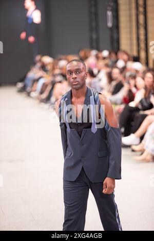 Berlino, Germania, 2. Juli, 2024, Model präsentiert auf dem Catwalk Die besten Graduiertenkollektionen der aufstrebenden Designer, Felix Wolf/ Alamy Live Foto Stock