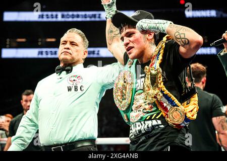 PHOENIX, ARIZONA - GIUGNO 29: Juan Francisco El 'Gallo' Estrada Estrada e Jesse 'Bam' Rodríguez combattono durante la loro lotta per i titoli dei pesi mosca superWBC e Ring Magazine di Estrada al Footprint Center davanti al "Gallo" Estrada e Jesse 'Bam' Rodríguez il 29 giugno 2023 a Phoenix, Arizona. Phoenix, Arizona (foto di Luis Gutierrez/foto Norte) Foto Stock