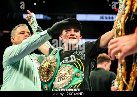 PHOENIX, ARIZONA - GIUGNO 29: Juan Francisco El 'Gallo' Estrada Estrada e Jesse 'Bam' Rodríguez combattono durante la loro lotta per i titoli dei pesi mosca superWBC e Ring Magazine di Estrada al Footprint Center davanti al "Gallo" Estrada e Jesse 'Bam' Rodríguez il 29 giugno 2023 a Phoenix, Arizona. Phoenix, Arizona (foto di Luis Gutierrez/foto Norte) Foto Stock