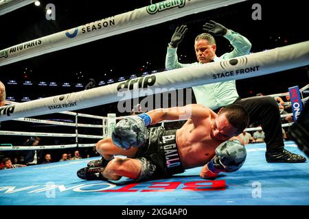 PHOENIX, ARIZONA - GIUGNO 29: Juan Francisco El 'Gallo' Estrada Estrada e Jesse 'Bam' Rodríguez combattono durante la loro lotta per i titoli dei pesi mosca superWBC e Ring Magazine di Estrada al Footprint Center davanti al "Gallo" Estrada e Jesse 'Bam' Rodríguez il 29 giugno 2023 a Phoenix, Arizona. Phoenix, Arizona (foto di Luis Gutierrez/foto Norte) Foto Stock