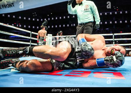 PHOENIX, ARIZONA - GIUGNO 29: Juan Francisco El 'Gallo' Estrada Estrada e Jesse 'Bam' Rodríguez combattono durante la loro lotta per i titoli dei pesi mosca superWBC e Ring Magazine di Estrada al Footprint Center davanti al "Gallo" Estrada e Jesse 'Bam' Rodríguez il 29 giugno 2023 a Phoenix, Arizona. Phoenix, Arizona (foto di Luis Gutierrez/foto Norte) Foto Stock