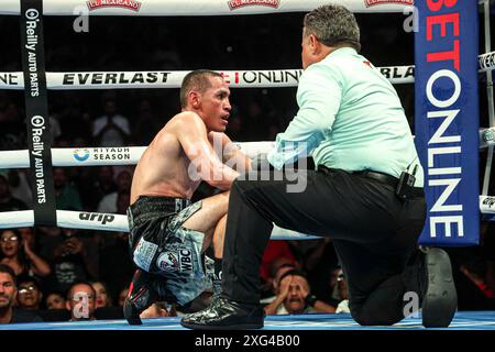 PHOENIX, ARIZONA - GIUGNO 29: Conteggio di protezione per Juan Francisco El "Gallo" Estrada, durante la loro lotta per i titoli dei pesi super mosca WBC e Ring Magazine di Estrada al Footprint Center, davanti al combattimento del titolo "Gallo" Estrada e Jesse "Bam" Rodríguez il 29 giugno 2023 a Phoenix, Arizona. Phoenix, Arizona. (Foto di Luis Gutierrez/Norte Photo) Foto Stock