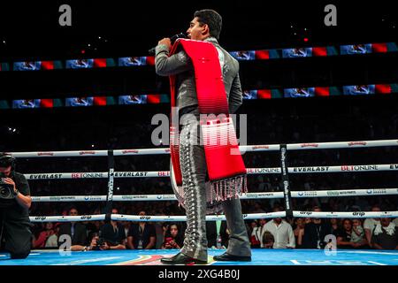 PHOENIX, ARIZONA - GIUGNO 29: Juan Francisco El 'Gallo' Estrada Estrada e Jesse 'Bam' Rodríguez combattono durante la loro lotta per i titoli dei pesi mosca superWBC e Ring Magazine di Estrada al Footprint Center davanti al "Gallo" Estrada e Jesse 'Bam' Rodríguez il 29 giugno 2023 a Phoenix, Arizona. Phoenix, Arizona (foto di Luis Gutierrez/foto Norte) Foto Stock