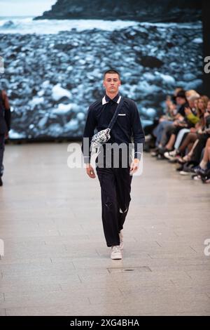 Berlino, Germania, 2. Juli, 2024, Model präsentiert auf dem Catwalk Die besten Graduiertenkollektionen der aufstrebenden Designer, Felix Wolf/ Alamy Live Foto Stock