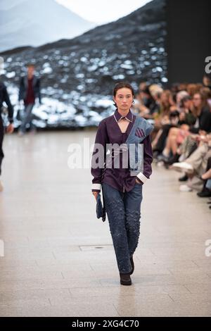 Berlino, Germania, 2. Juli, 2024, Model präsentiert auf dem Catwalk Die besten Graduiertenkollektionen der aufstrebenden Designer, Felix Wolf/ Alamy Live Foto Stock