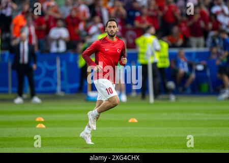 Berlino, Germania. 6 luglio 2024. Hakan Calhanoglu (10) della Turchia si sta riscaldando prima dei quarti di finale di UEFA Euro 2024 tra Paesi Bassi e Turkiye all'Olympiastadion di Berlino. Credito: Gonzales Photo/Alamy Live News Foto Stock