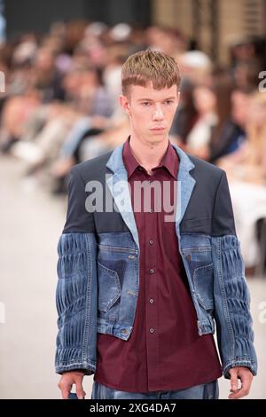 Berlino, Germania, 2. Juli, 2024, Model präsentiert auf dem Catwalk Die besten Graduiertenkollektionen der aufstrebenden Designer, Felix Wolf/ Alamy Live Foto Stock