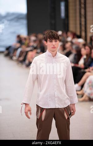 Berlino, Germania, 2. Juli, 2024, Model präsentiert auf dem Catwalk Die besten Graduiertenkollektionen der aufstrebenden Designer, Felix Wolf/ Alamy Live Foto Stock