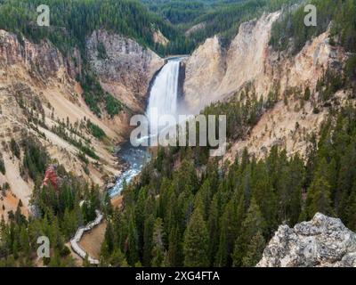 Il parco nazionale di Yellowstone, Montana e Wyoming, offre viste mozzafiato e un'esposizione incredibile alla fauna selvatica in tutto il parco Foto Stock