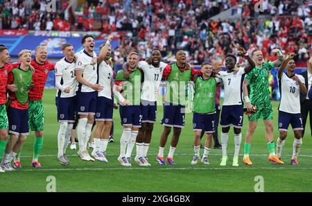 Dusseldorf, Germania. 6 luglio 2024. I giocatori dell'Inghilterra festeggiano dopo aver vinto i calci di rigore durante i quarti di finale dei Campionati europei UEFA alla Dusseldorf Arena di Dusseldorf. Il credito per immagini dovrebbe essere: Paul Terry/Sportimage Credit: Sportimage Ltd/Alamy Live News Foto Stock