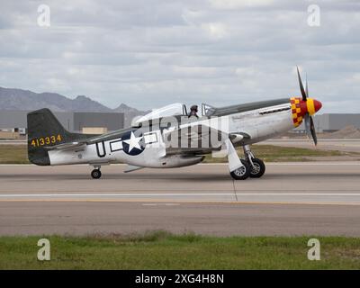 Aerei moderni e d'epoca volano in formazione in una fiera aerea militare negli Stati Uniti, così come taxi nelle vicinanze per un look migliore Foto Stock