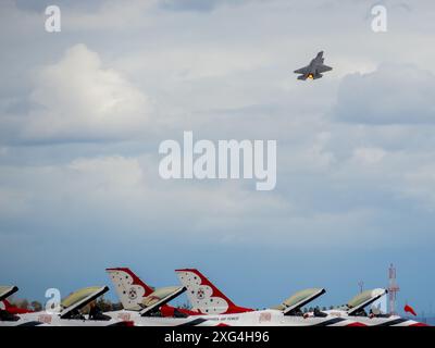 Aerei moderni e d'epoca volano in formazione in una fiera aerea militare negli Stati Uniti, così come taxi nelle vicinanze per un look migliore Foto Stock