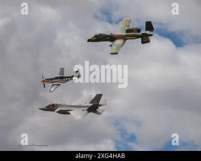 Aerei moderni e d'epoca volano in formazione in una fiera aerea militare negli Stati Uniti, così come taxi nelle vicinanze per un look migliore Foto Stock