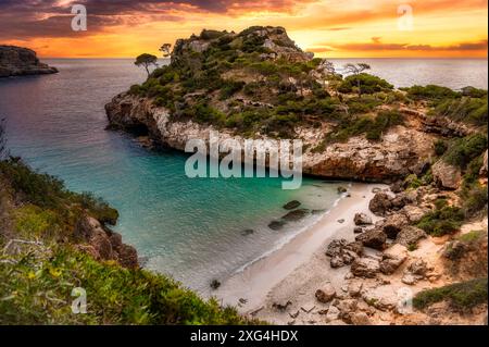 Calo des Moro Beach Maiorca, Spagna al tramonto senza persone, foto grandangolari con un bellissimo cielo, Maiorca Foto Stock