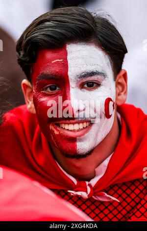 Duesseldorf, Germania. 6 luglio 2024. Calcio: Campionato europeo, Paesi Bassi - Turchia, finale, quarti di finale: Un tifoso turco con il volto dipinto. Crediti: Christoph Reichwein/dpa/Alamy Live News Foto Stock