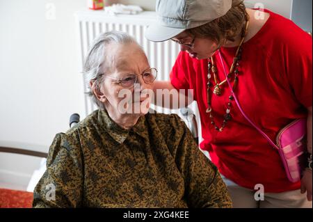 Figlia di 41 anni con sindrome di Down che abbraccia sua madre di 85 anni, Tienen, Fiandre, Belgio. Modello rilasciato Foto Stock