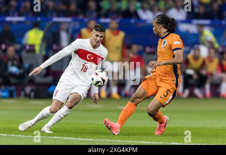 Olympiastadion, Berlino, Germania. 6 luglio 2024. Calcio dei quarti di finale euro 2024, Paesi Bassi contro Turchia; Mert Muldur (TUR) taglia all'interno di Nathan Ake (NED) credito: Action Plus Sports/Alamy Live News Foto Stock