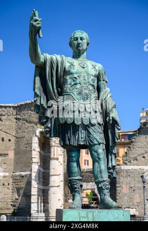 Statua in bronzo dell'imperatore romano Nerva (96 d.C. – 98 d.C.) in via dei fori Imperiali, Roma. Foto Stock