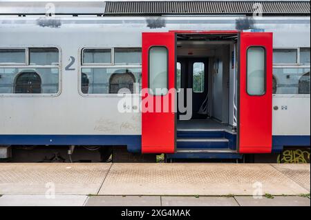 Tienen, Fiandre, Belgio, giugno 30 2024 - trasporto interurbano delle ferrovie belghe Foto Stock