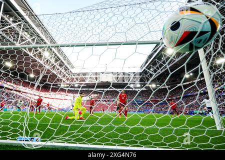 DUSSELDORF, GERMANIA - 6 LUGLIO: L'Inghilterra Bukayo Saka segna il primo gol della sua squadra dopo il portiere svizzero Yann Sommer durante i quarti di finale di UEFA EURO 2024 tra Inghilterra e Svizzera alla Dusseldorf Arena il 6 luglio 2024 a Dusseldorf, Germania. (Foto di Rene Nijhuis) credito: René Nijhuis/Alamy Live News credito: René Nijhuis/Alamy Live News Foto Stock