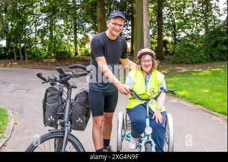 Ritratto all'aperto di una donna di 40 anni con la sindrome di Down e suo fratello, Drieslinter, Belgio, 29 luglio 2023. Modello rilasciato Foto Stock