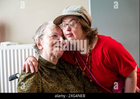 Figlia di 41 anni con sindrome di Down che abbraccia sua madre di 85 anni, Tienen, Fiandre, Belgio. Modello rilasciato Foto Stock