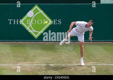 IMMAGINI DEI FILE. 6 luglio 2024. Hubert Hurkacz è fuori Wimbledon dopo essersi ritirato al match point contro Arthur Fils a causa di un infortunio al ginocchio. Stoke Poges, Regno Unito. 28 giugno 2024. Giocatore professionista di tennis Hubert Hurkacz sul campo del Boodles Tennis a Stoke Park, Stoke Poges, Buckinghamshire. Il polacco Hubert Hurkacz è stato classificato come numero 7 del mondo in singolo dall'ATP, rendendolo l'uomo polacco più alto nella storia dei singoli. Crediti: Maureen McLean/Alamy Foto Stock