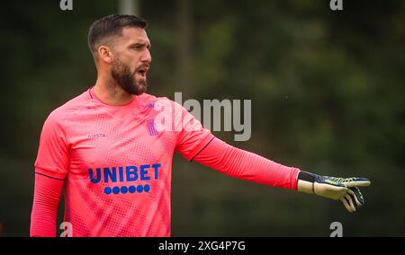 Genk, Belgio. 6 luglio 2024. Gesti Theo Defourny di Charleroi durante una partita amichevole di calcio tra KRC Genk e Sporting Charleroi, sabato 06 luglio 2024 a Genk, in preparazione della prossima stagione 2024-2025 della Jupiler Pro League. BELGA PHOTO VIRGINIE LEFOUR credito: Belga News Agency/Alamy Live News Foto Stock