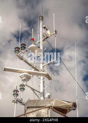 Primo piano dell'albero di navigazione della nave con equipaggiamento di navigazione marina Foto Stock