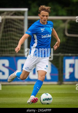 Genk, Belgio. 6 luglio 2024. Genk's Matte Smets in azione durante una partita amichevole tra KRC Genk e Sporting Charleroi, sabato 06 luglio 2024 a Genk, in preparazione della prossima stagione 2024-2025 della Jupiler Pro League. BELGA PHOTO VIRGINIE LEFOUR credito: Belga News Agency/Alamy Live News Foto Stock