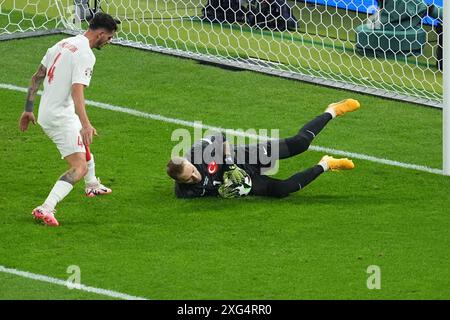 Berlino, Germania. 6 luglio 2024. Calcio, UEFA Euro 2024, Campionato europeo, Paesi Bassi - Turchia, finale, quarti di finale, Olympiastadion Berlin, il portiere turco Mert Günok intercetta il pallone. Crediti: Michael Kappeler/dpa/Alamy Live News Foto Stock