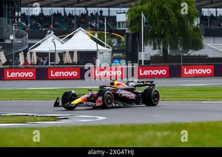 NORTHAMPTONSHIRE, REGNO UNITO. 6 lug, 24. Max Verstapen (Paesi Bassi) della Red Bull Racing ha perso il controllo della sua vettura durante la terza sessione di prove del Qatar Airways British Grand Prix 2024 sul circuito di Silverstone sabato 6 luglio 2024 nel NORTHAMPTONSHIRE, INGHILTERRA. Crediti: Taka G Wu/Alamy Live News Foto Stock