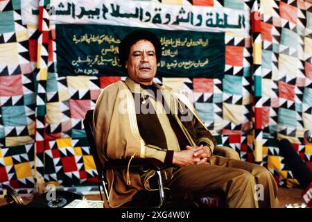 Der libysche Revolutionsfuehrer Muammar al-Gaddhafi beim Empfang von Heinz Weifenbach Praesident des Eishockeyvereins ECD Iserlohn im Januar 1988 in einem Besucherzelt am Stadtrand von Tripolis, Libyen *** leader rivoluzionario libico Muammar al Gaddhafi ricevendo Heinz Weifenbach, presidente del club di hockey ECD Iserlohn nel gennaio 1988 in una tenda per visitatori alla periferia di Tripoli, in Libia Foto Stock