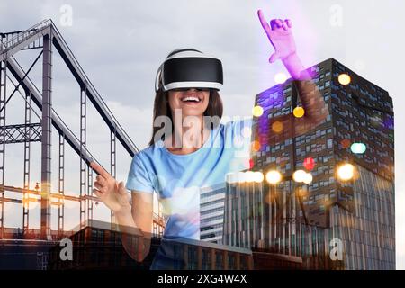 Sviluppatore che utilizza il visore per la realtà virtuale nel progetto. Tecnologia moderna. Doppia esposizione di donna e paesaggio urbano Foto Stock