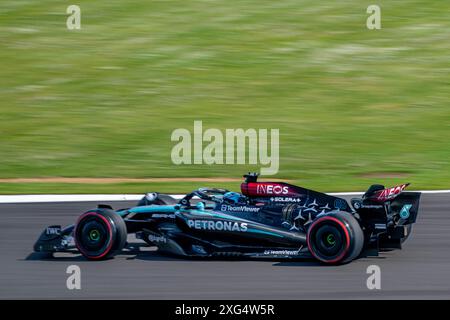 Silverstone (Towcester), Regno Unito, 06 luglio 2024, George Russell si assicura la pole position durante le qualifiche prima del Gran Premio di Gran Bretagna. Crediti: Christopher neve/Alamy Live News Foto Stock