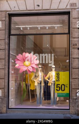Rome, Italy, 6th Jul, 2024. The summer sales season has just begun in Rome and in most Italian regions. Shops in the historic center of Rome. Credit: Brad Sterling/Alamy Live News Foto Stock
