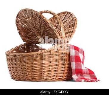 Un cestino da picnic in vimini con coperchi isolati di colore bianco Foto Stock